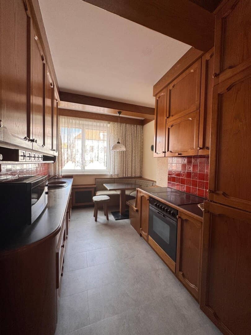 Condominium with west-facing loggia on the raised ground floor