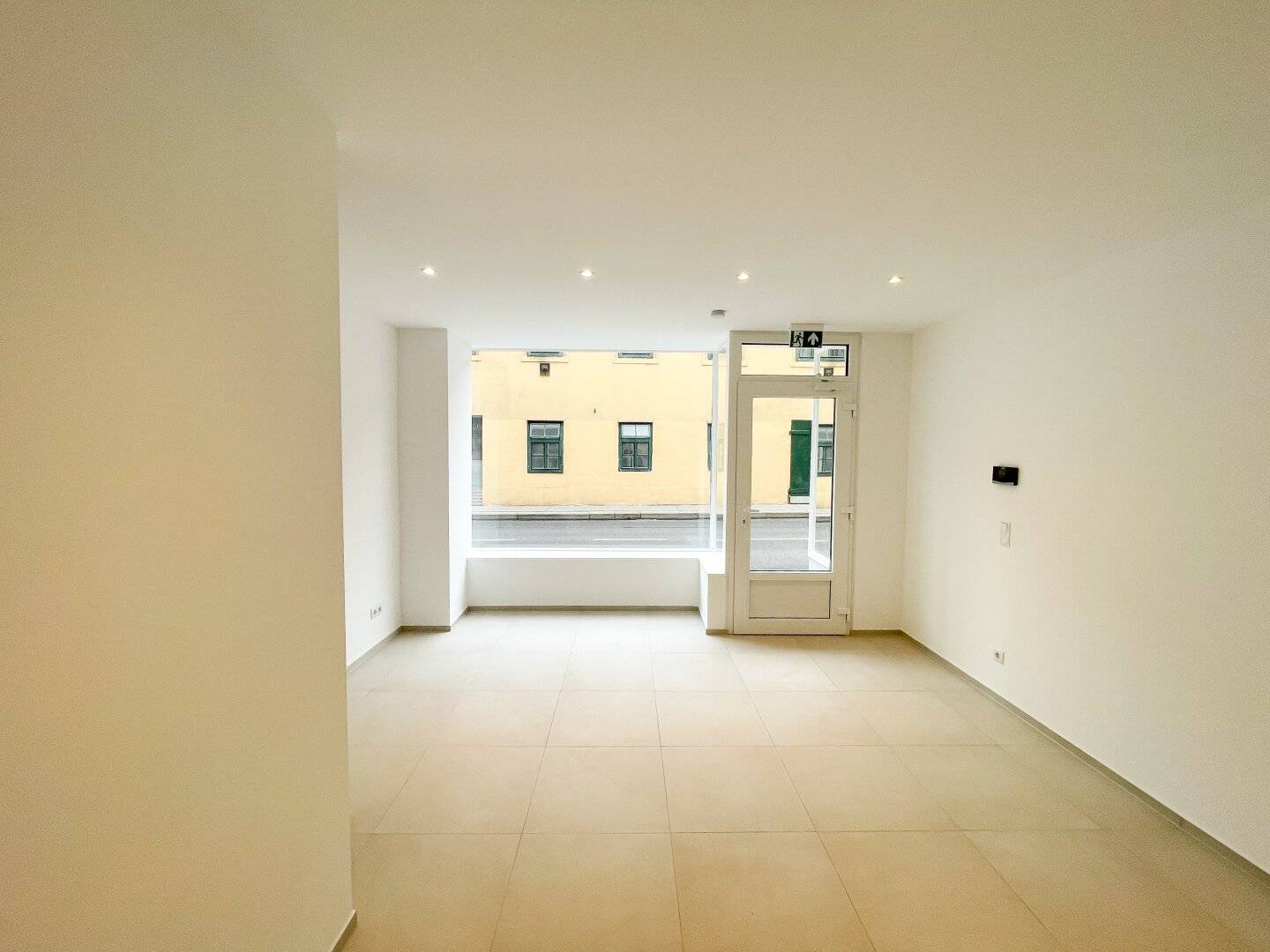 Attractive commercial premises in 1130 Vienna top location, well maintained and available immediately