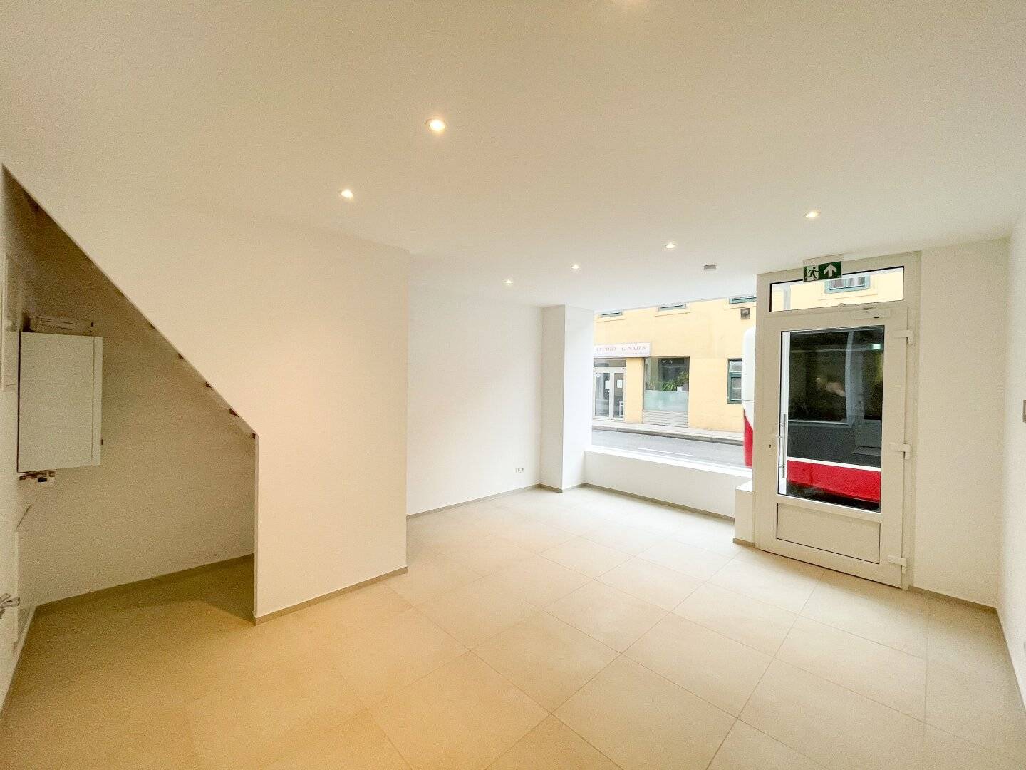 Attractive commercial premises in 1130 Vienna top location, well maintained and available immediately