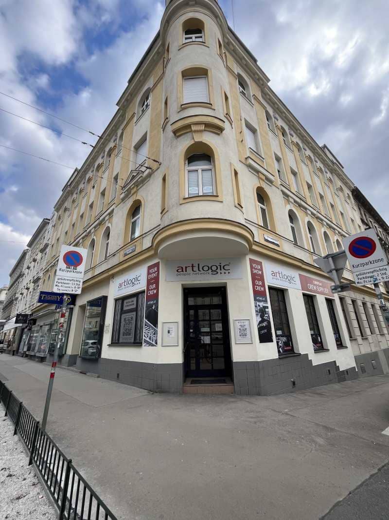 Tenanted apartment in an old building near U3
