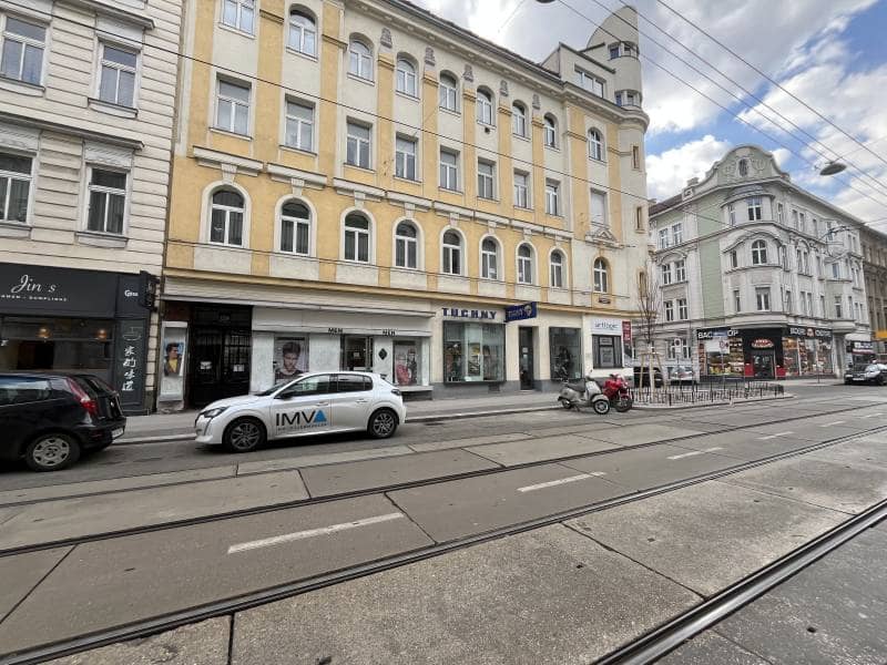 Tenanted apartment in an old building near U3