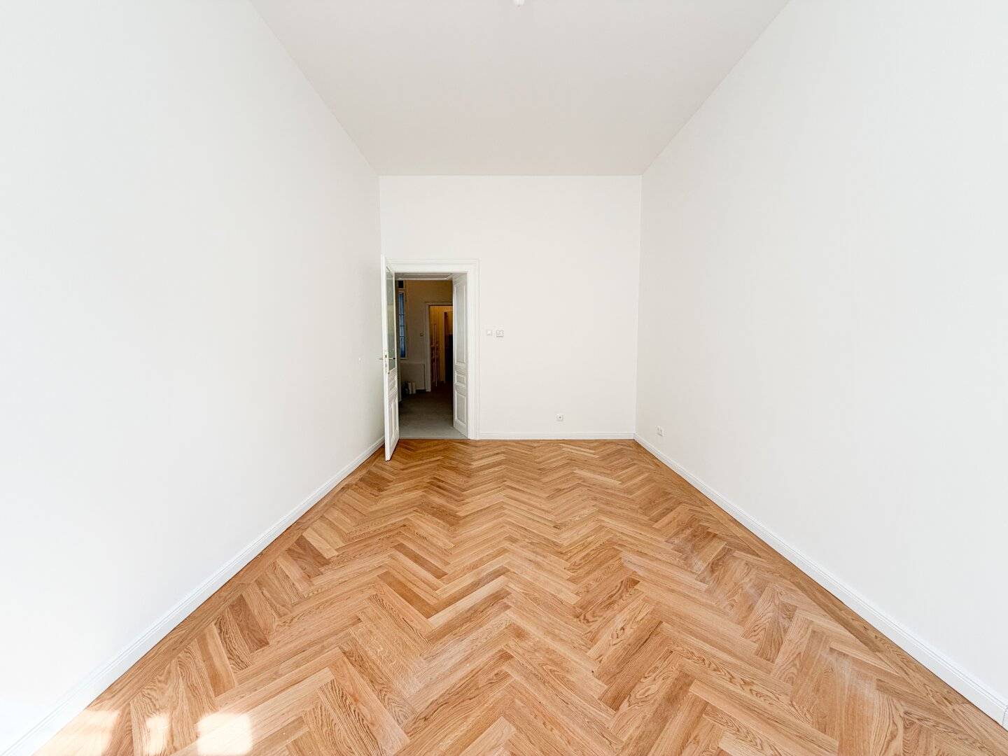 First occupancy after renovation: stylish two room old building apartment near U3 Kardinal-Nagl-Platz