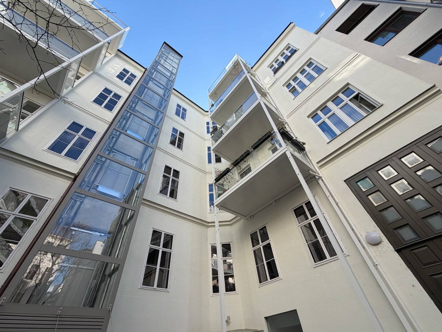 First occupancy after renovation: stylish two room old building apartment near U3 Kardinal-Nagl-Platz