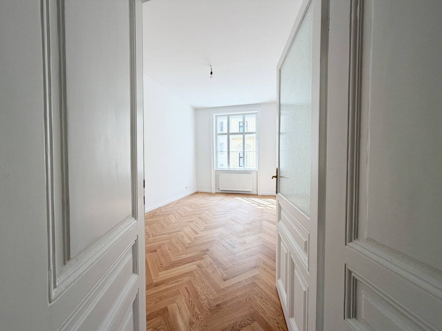 First occupancy after renovation: stylish two room old building apartment near U3 Kardinal-Nagl-Platz