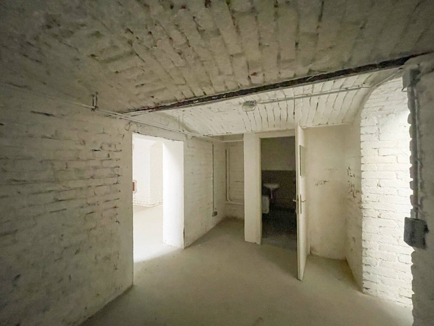 2 months rent free, spacious cellar vault as commercial space for rent in Vienna's 12th district with adjacent courtyard for exclusive use