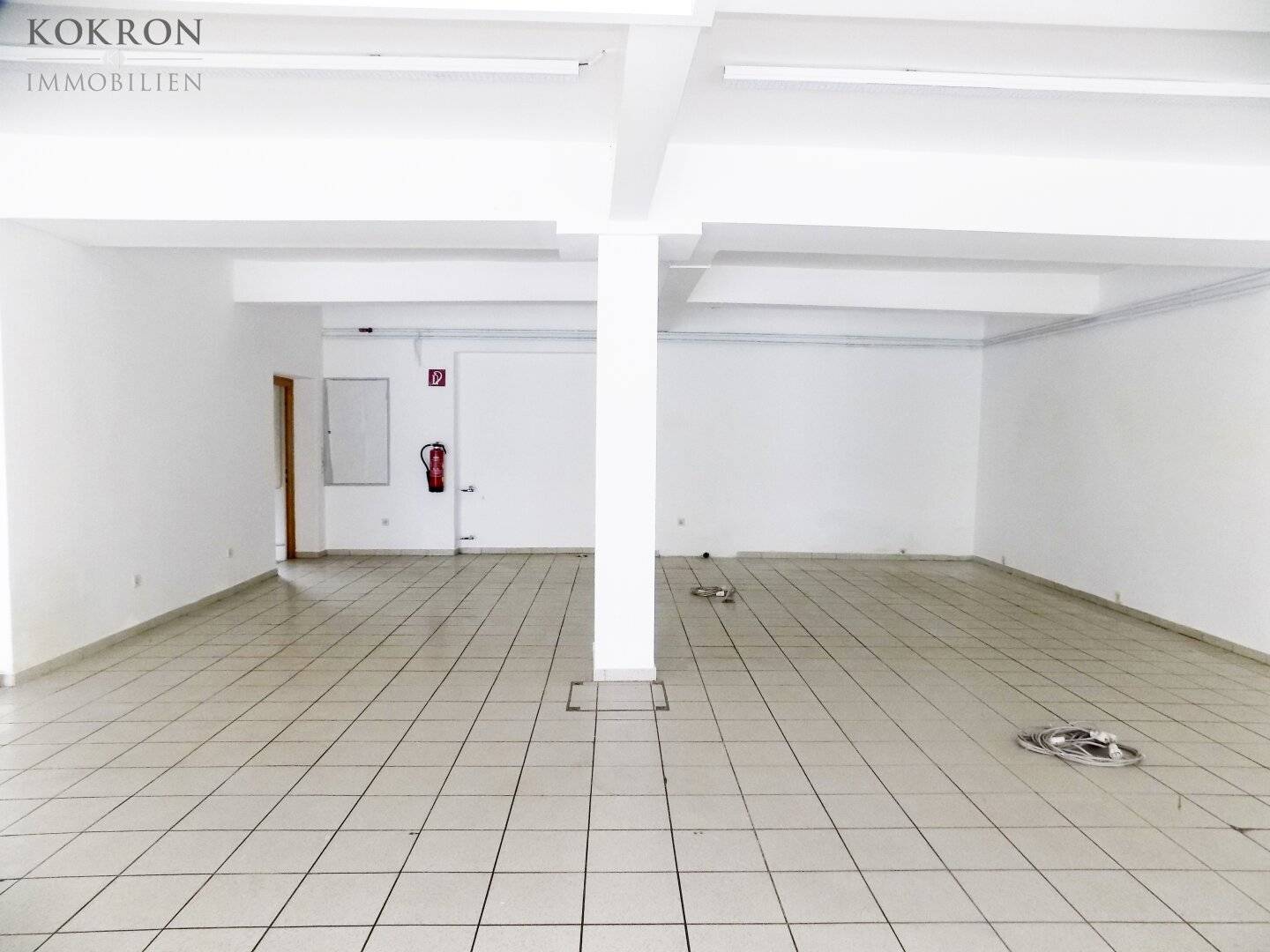 Large sales and storage space in the heart of Groß-Schweinbarth