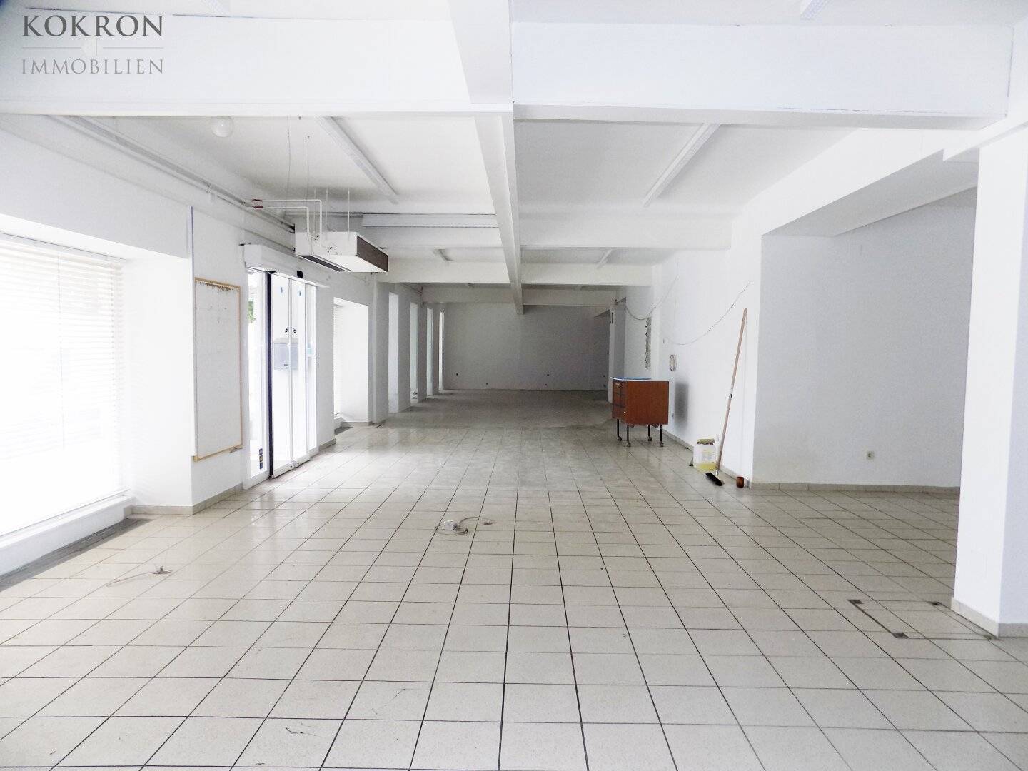 Large sales and storage space in the heart of Groß-Schweinbarth