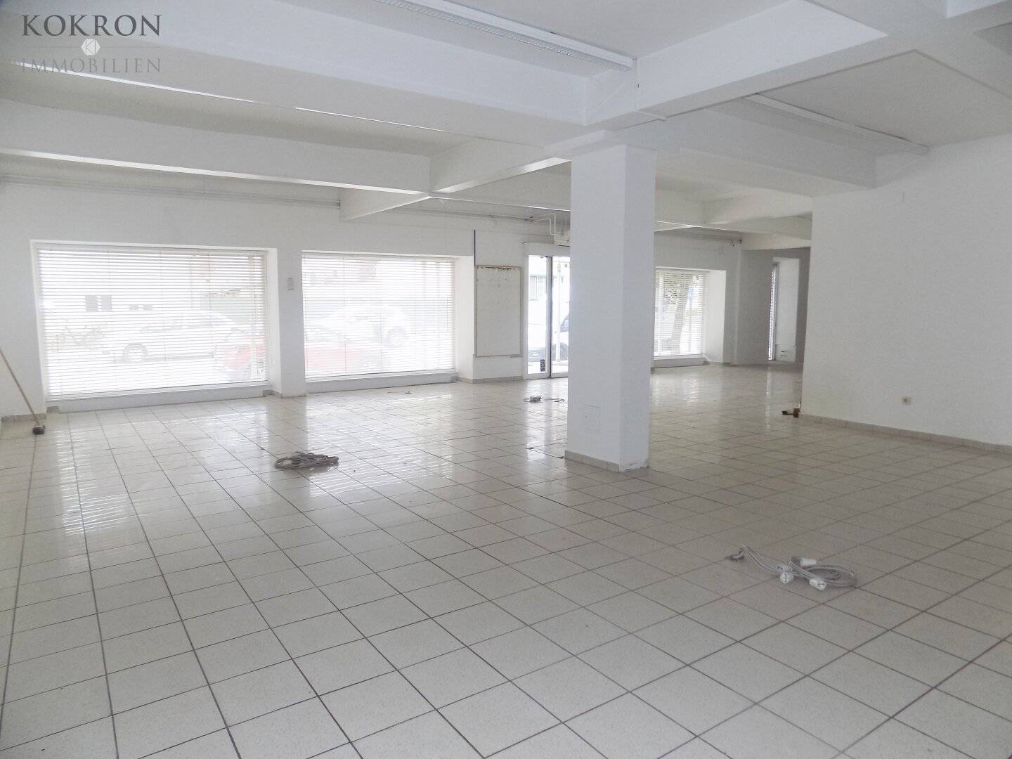 Large sales and storage space in the heart of Groß-Schweinbarth