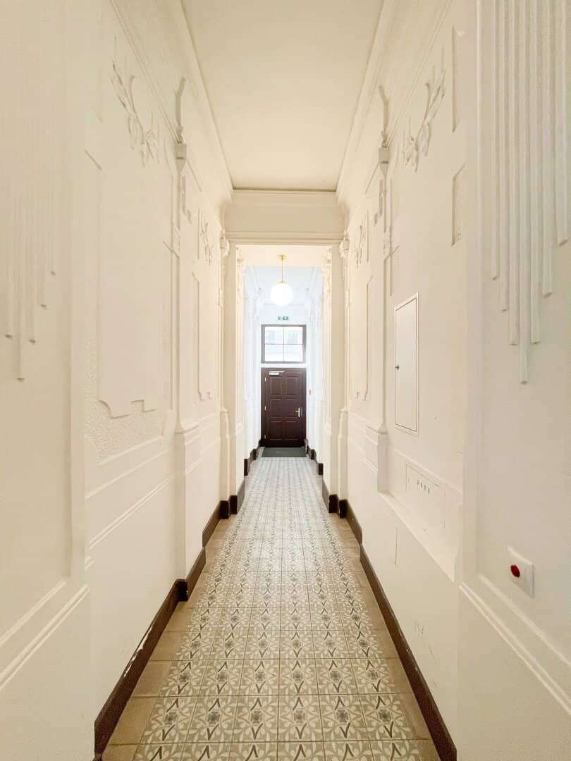 Near Hofferplatz: renovated tenement jewel in top location Ottakring with development potential and imminent availability