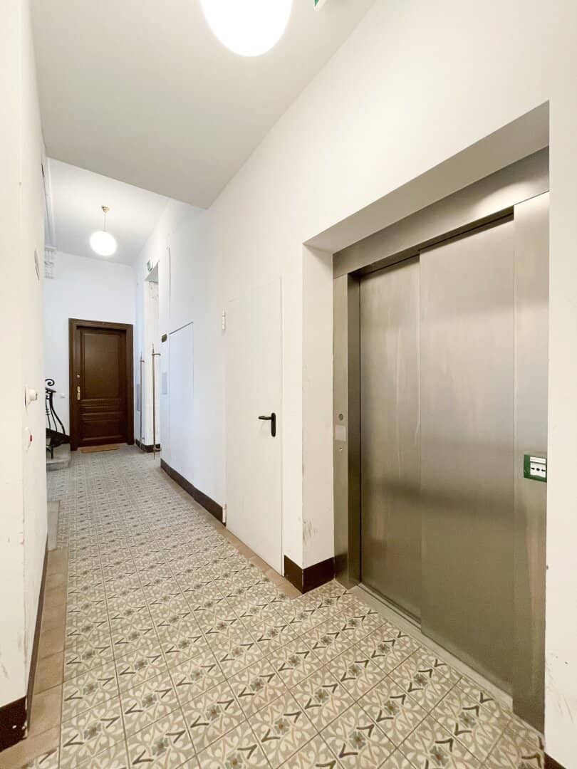 Near Hofferplatz: renovated tenement jewel in top location Ottakring with development potential and imminent availability