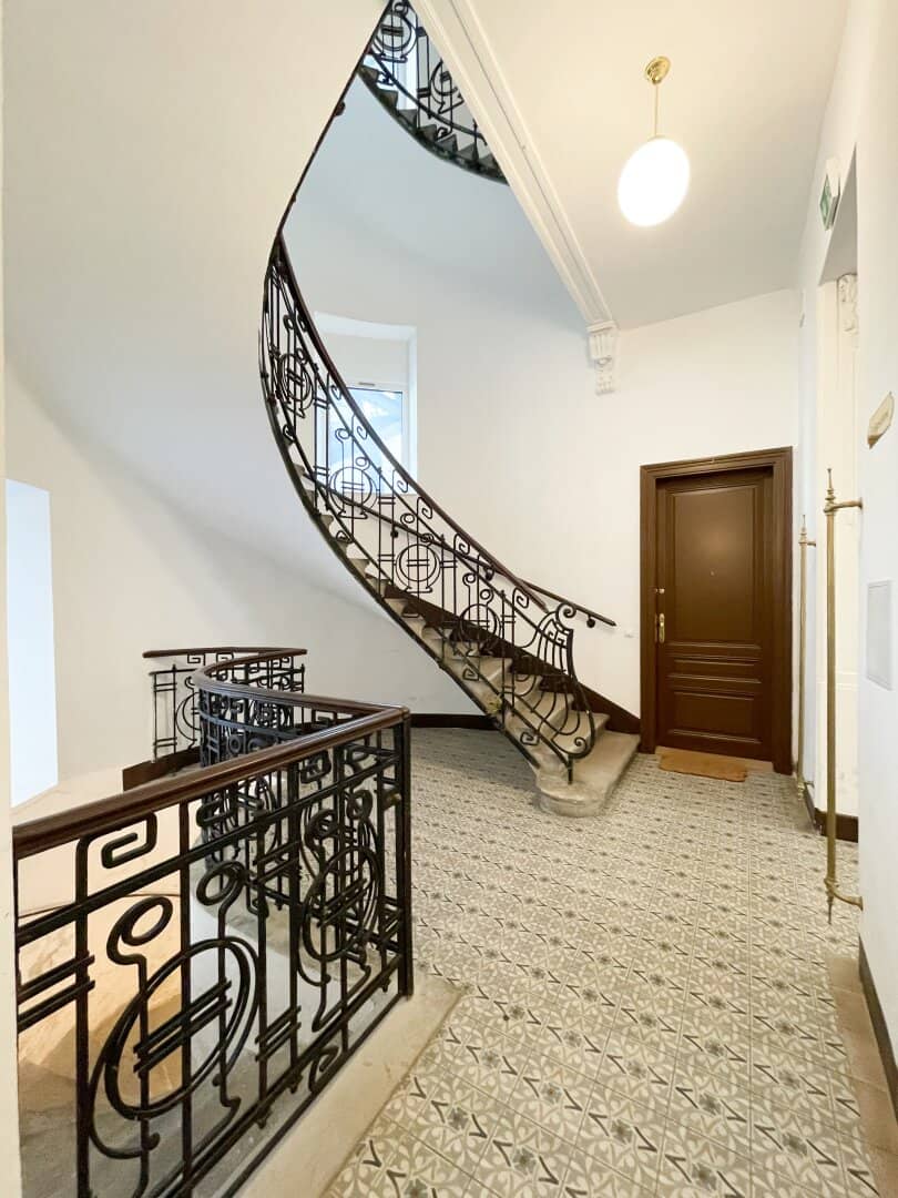 Near Hofferplatz: renovated tenement jewel in top location Ottakring with development potential and imminent availability
