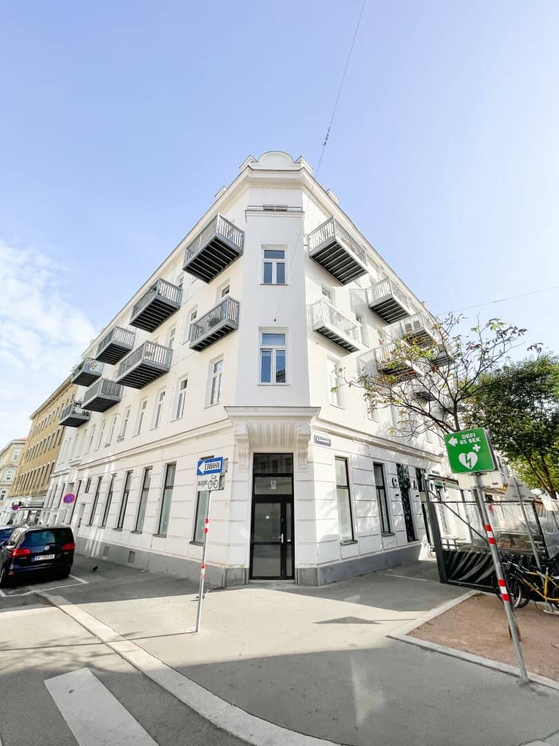 Near Hofferplatz: renovated tenement jewel in top location Ottakring with development potential and imminent availability
