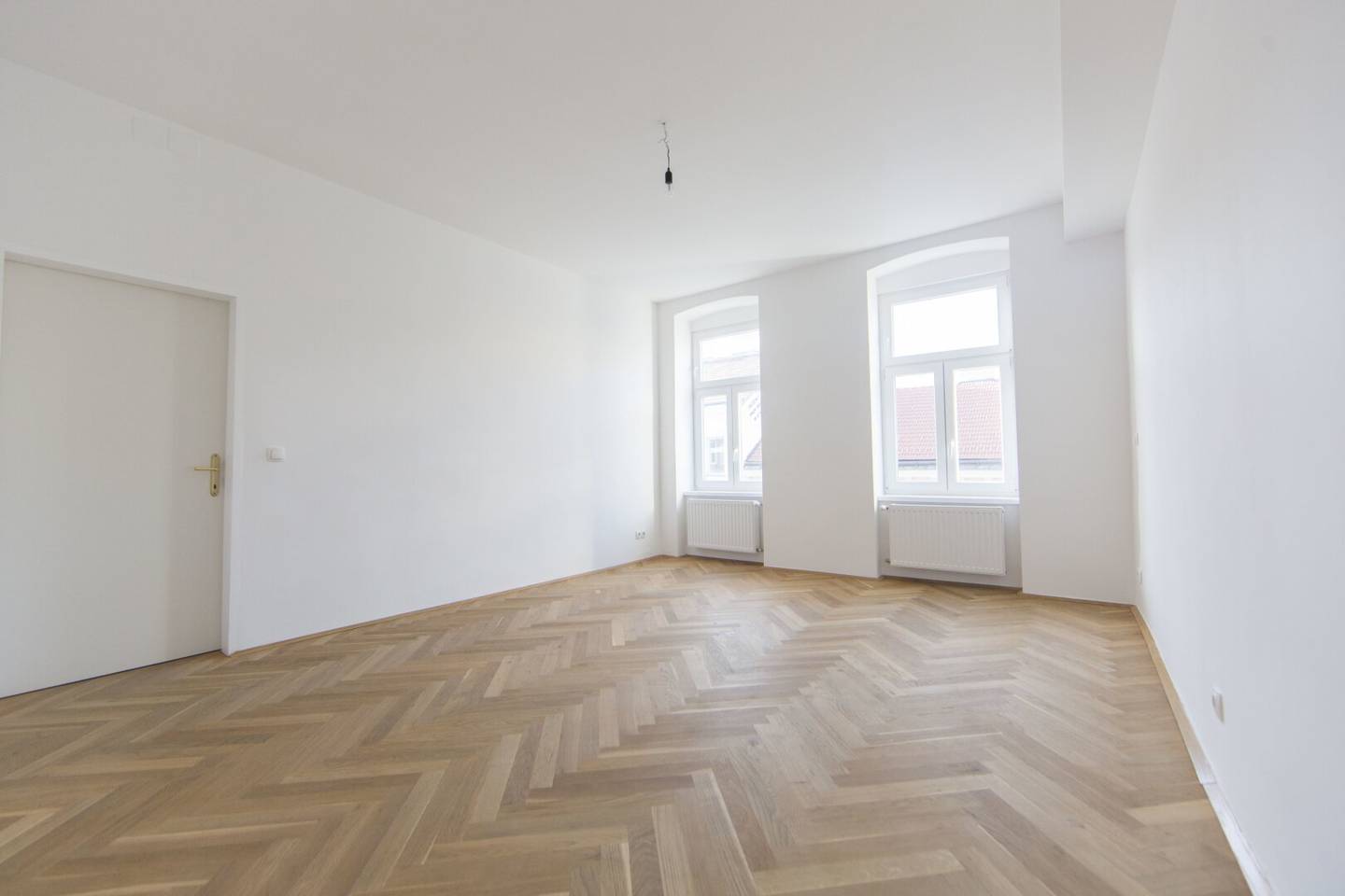 Near Hofferplatz park complex: temporarily rented 2-room apartment in a nicely renovated old building