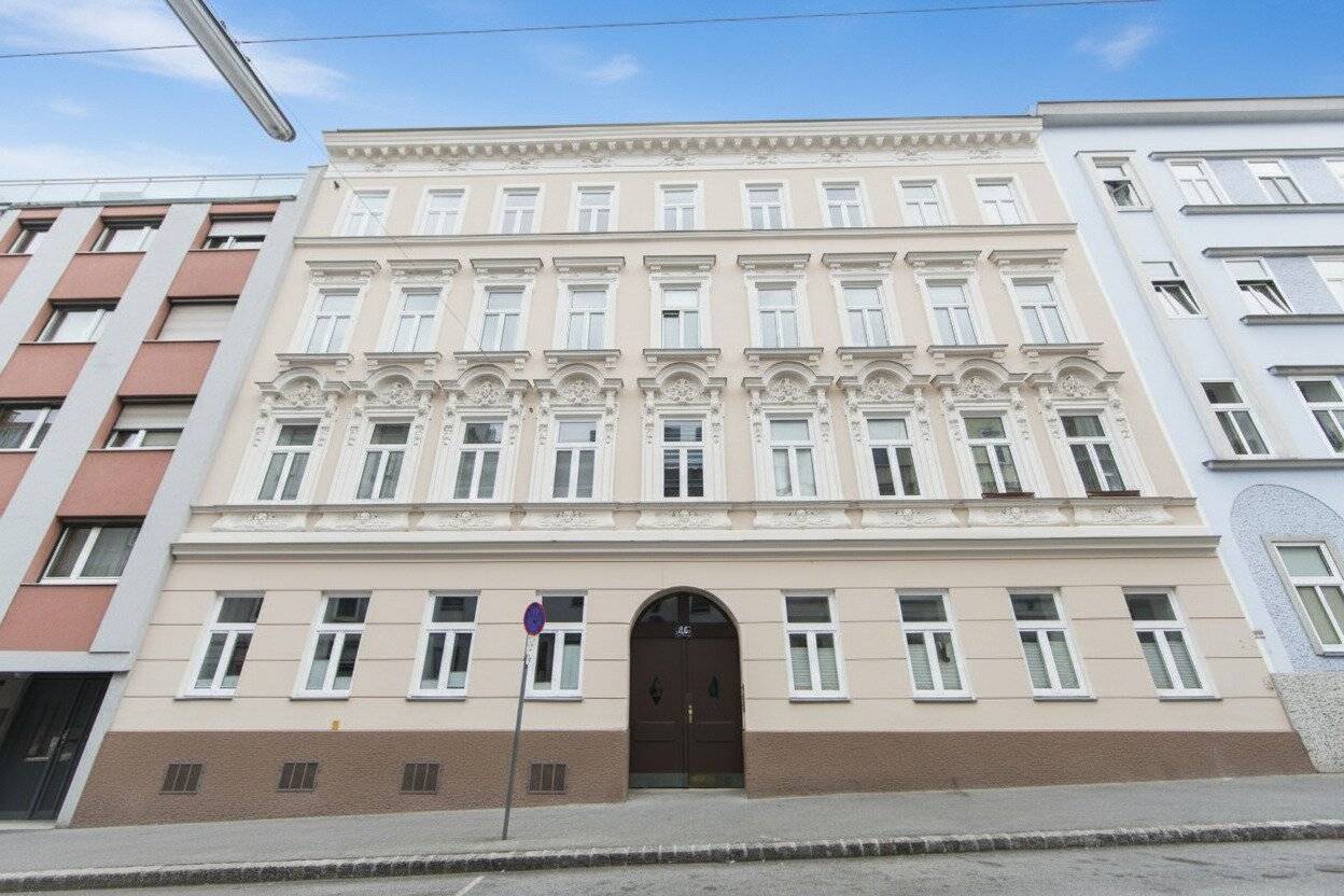 Near Hofferplatz park complex: temporarily rented 2-room apartment in a nicely renovated old building