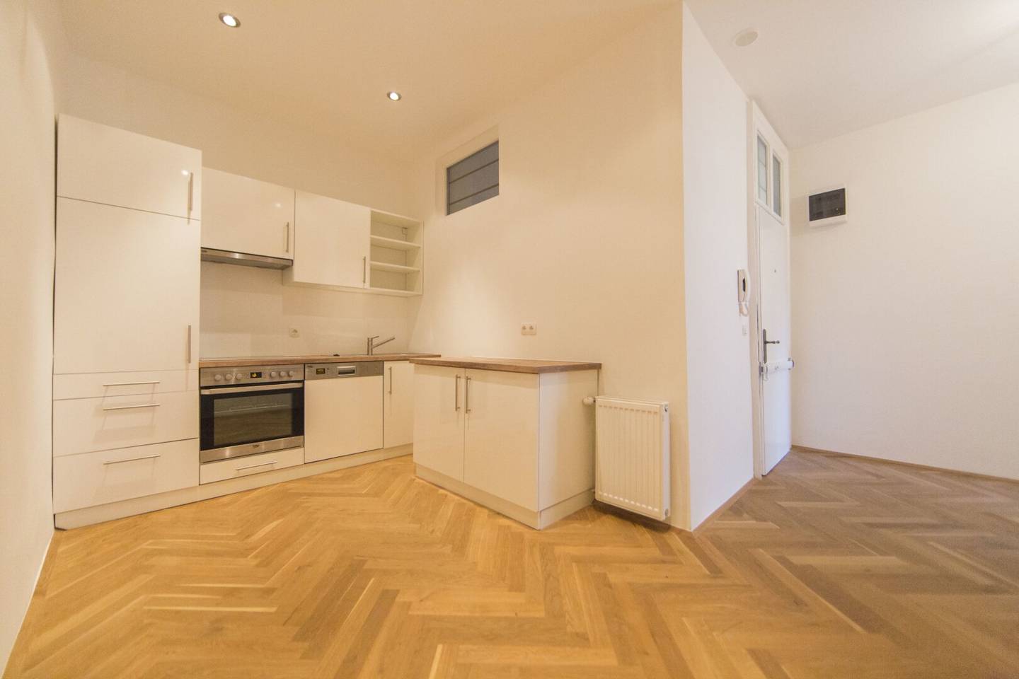 Near Hofferplatz park complex: temporarily rented 2-room apartment in a nicely renovated old building