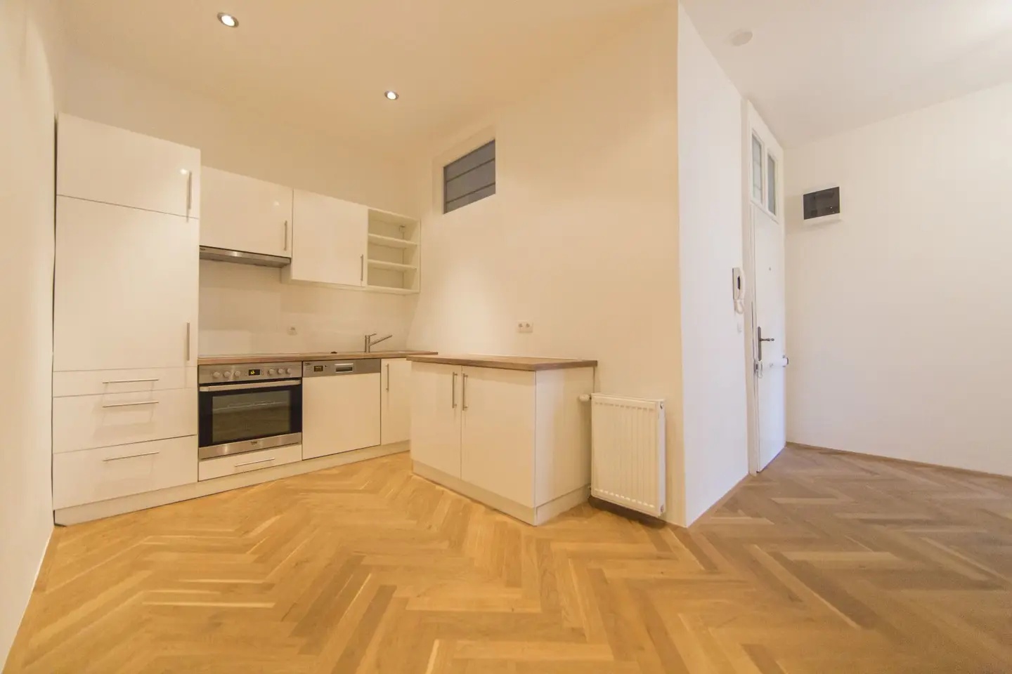 Near Hofferplatz park complex: temporarily rented 2-room apartment in a nicely renovated old building