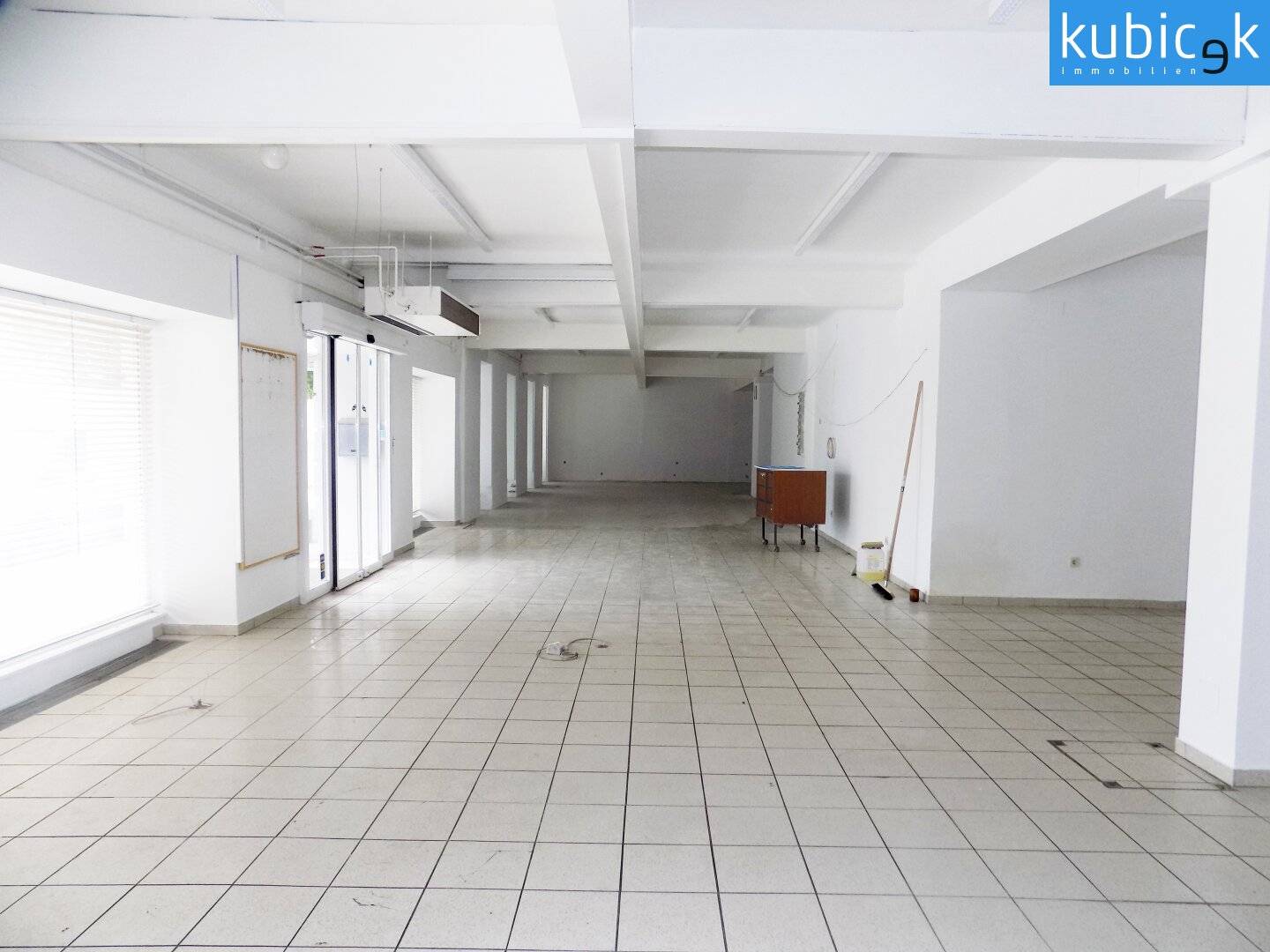 Large sales and storage space in the heart of Groß-Schweinbarth