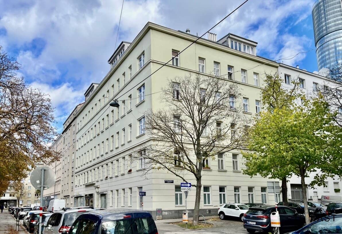 INVESTMENT! 1 room old building apartment in top location with green view near Millennium City and Danube