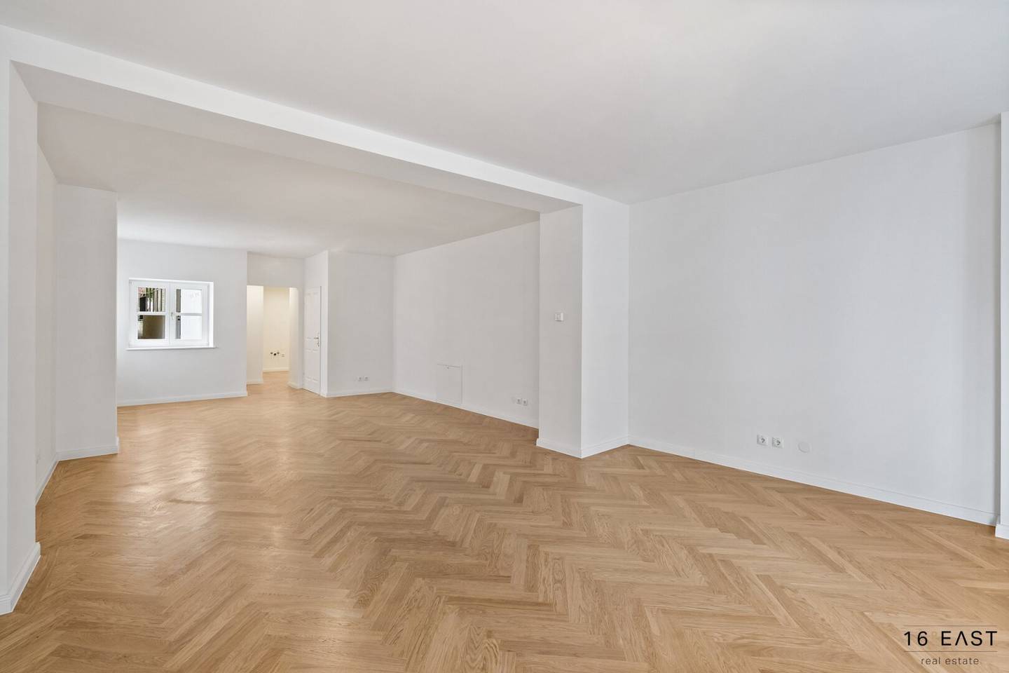 Erstbezug! Büro, Geschäftslokal mit Strassenzugang, große Kellerfläche mit Ausbaupotential! vollsaniert und hochwertig ausgestattet!