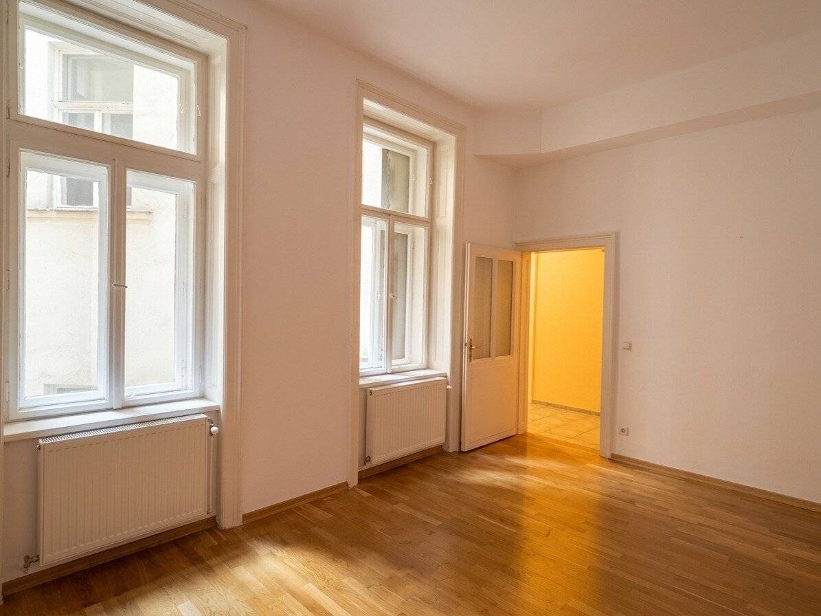 Extraordinary old building city apartment on about 208 m² – Living at showroom level in Neubau, Austria? No, keep concise? (Original title preserved)???