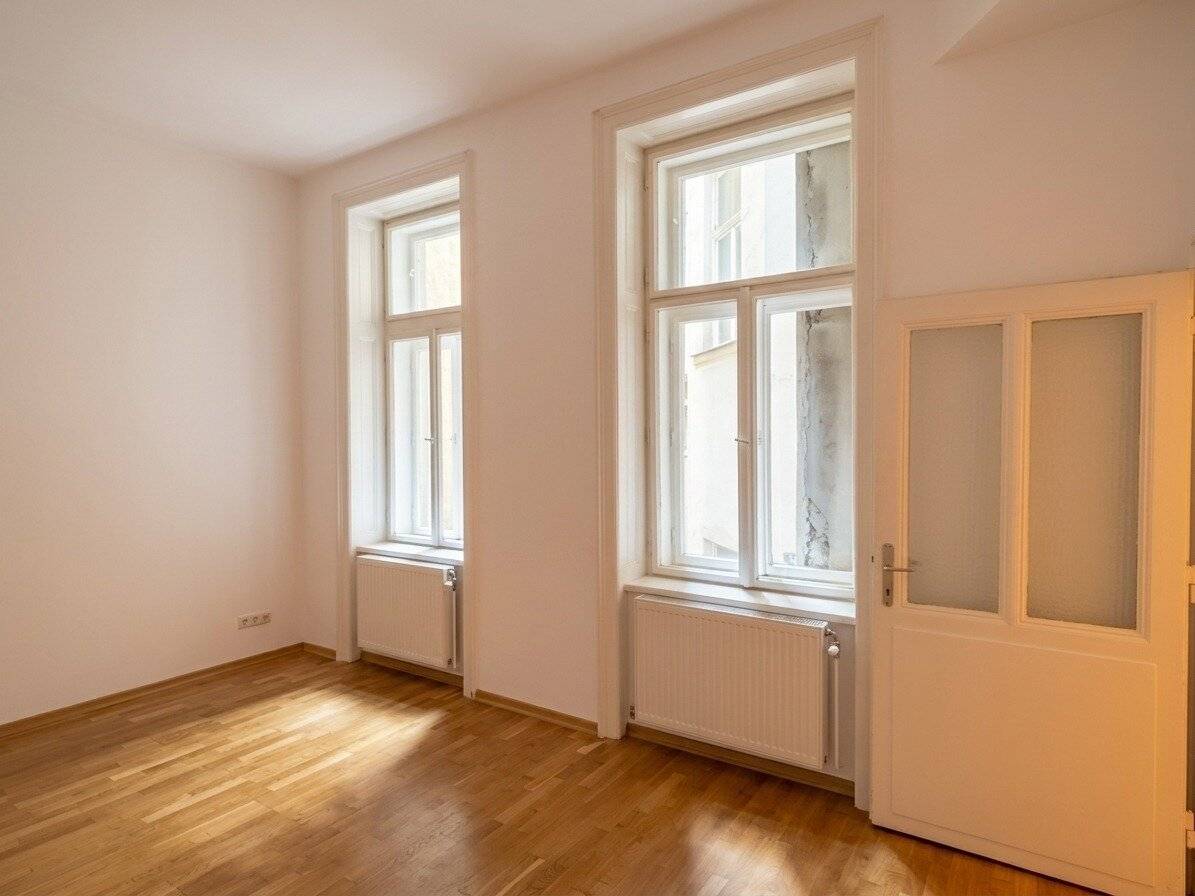 Extraordinary old building city apartment on about 208 m² – Living at showroom level in Neubau, Austria? No, keep concise? (Original title preserved)???