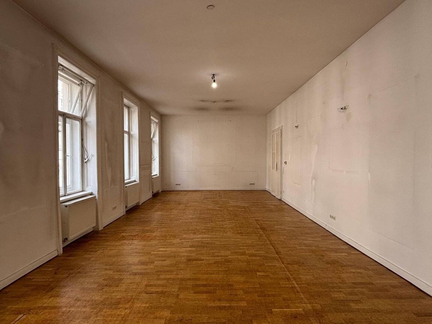 Representative old building office and practice space on approximately 208 m² in the heart of Neubau