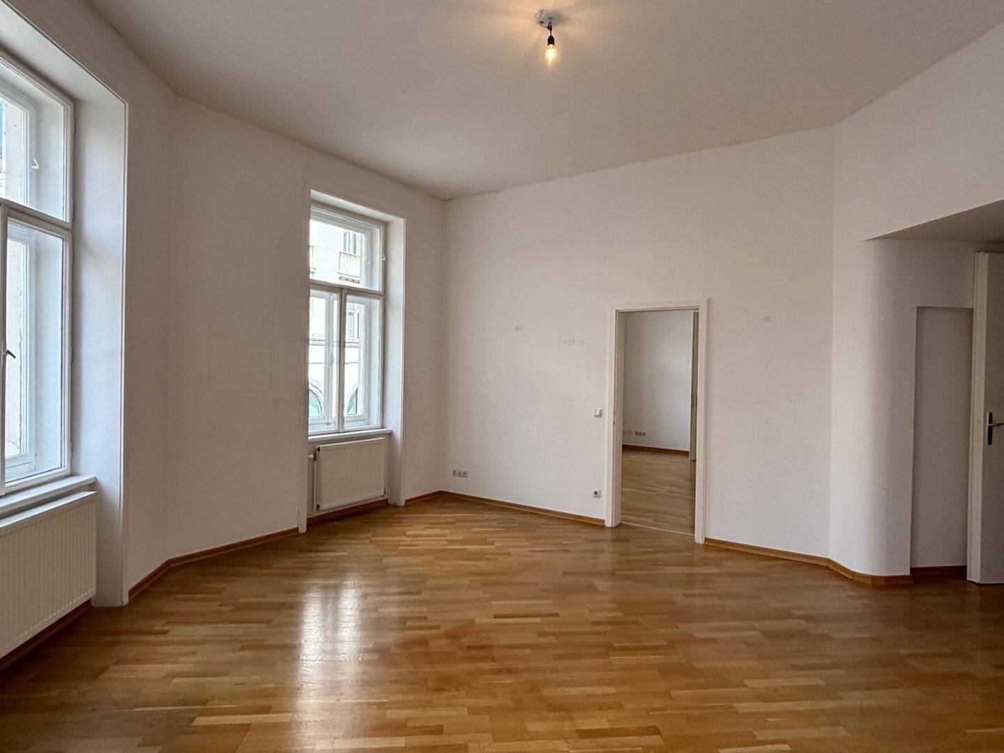 Representative old building office and practice space on approximately 208 m² in the heart of Neubau