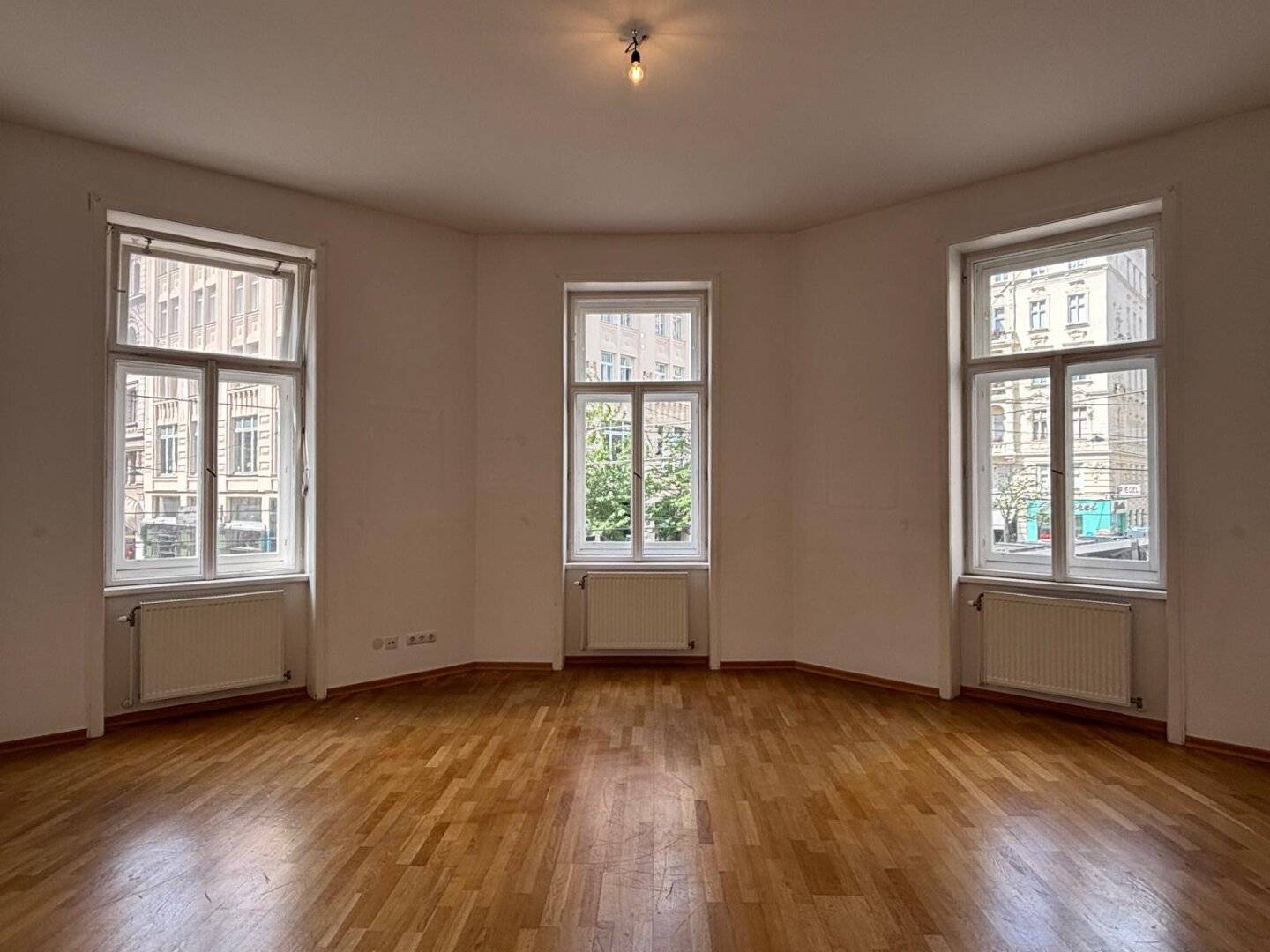 Representative old building office and practice space on approximately 208 m² in the heart of Neubau