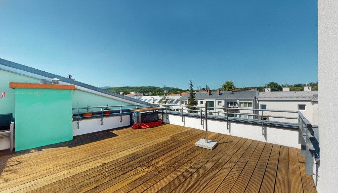 Lichtdurchflutete 3-Zimmer-Dachgeschosswohnung mit sehr großer TERRASSE und Tief(-Garagenplatz)