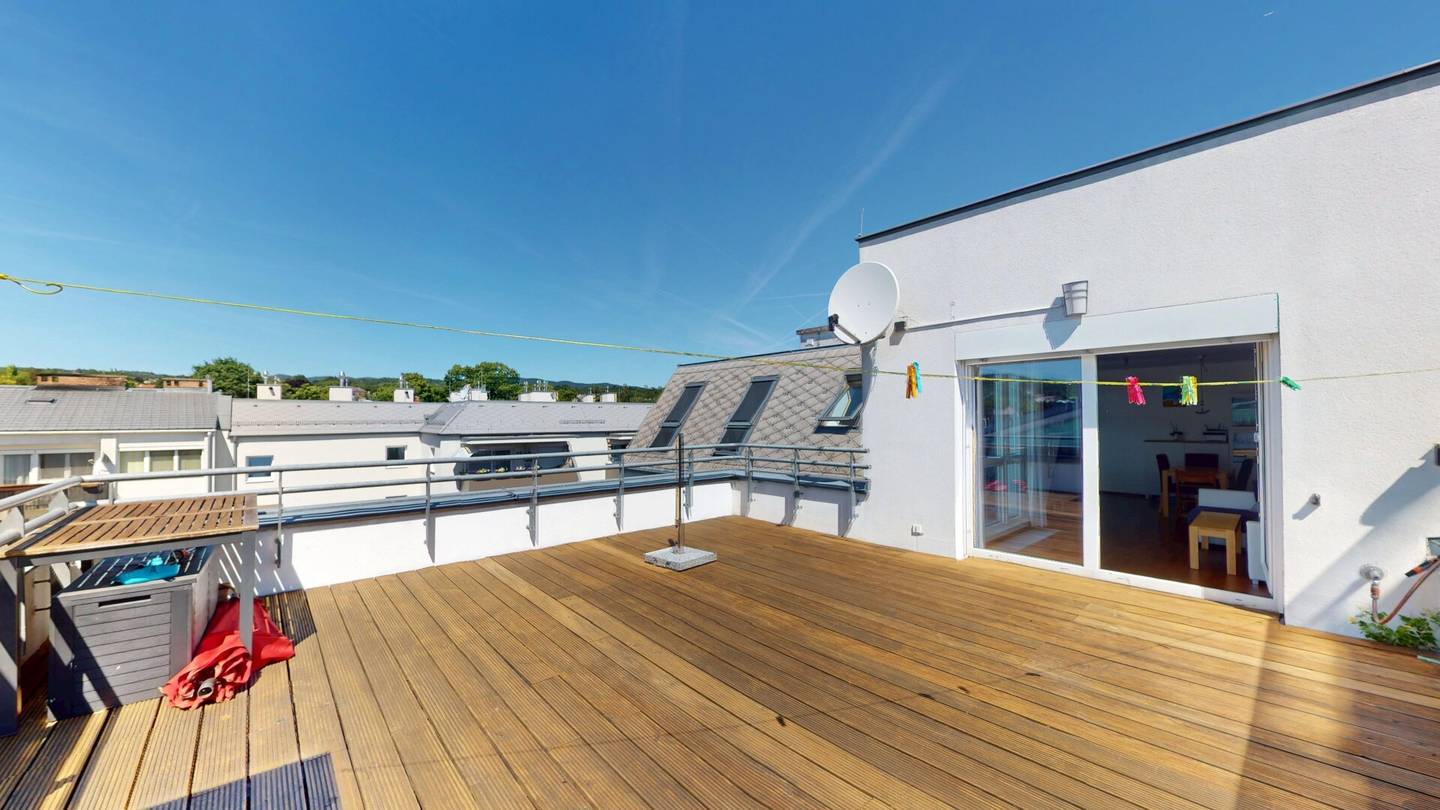 Lichtdurchflutete 3-Zimmer-Dachgeschosswohnung mit sehr großer TERRASSE und Tief(-Garagenplatz)