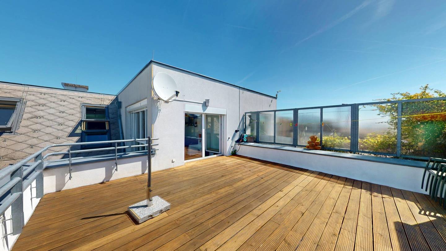 Lichtdurchflutete 3-Zimmer-Dachgeschosswohnung mit sehr großer TERRASSE und Tief(-Garagenplatz)