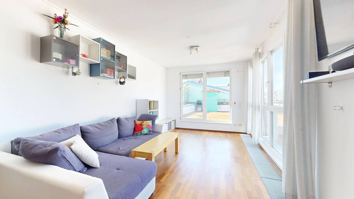 Lichtdurchflutete 3-Zimmer-Dachgeschosswohnung mit sehr großer TERRASSE und Tief(-Garagenplatz)