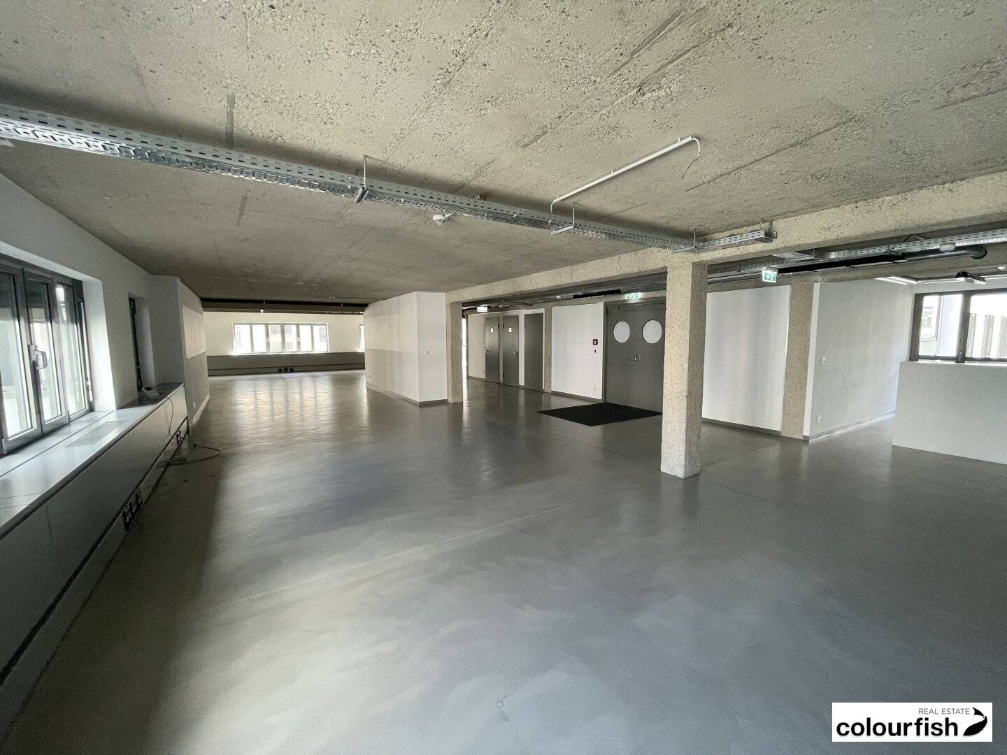 Industrial Office Loft in der Fabricatur mit kleinem Balkon