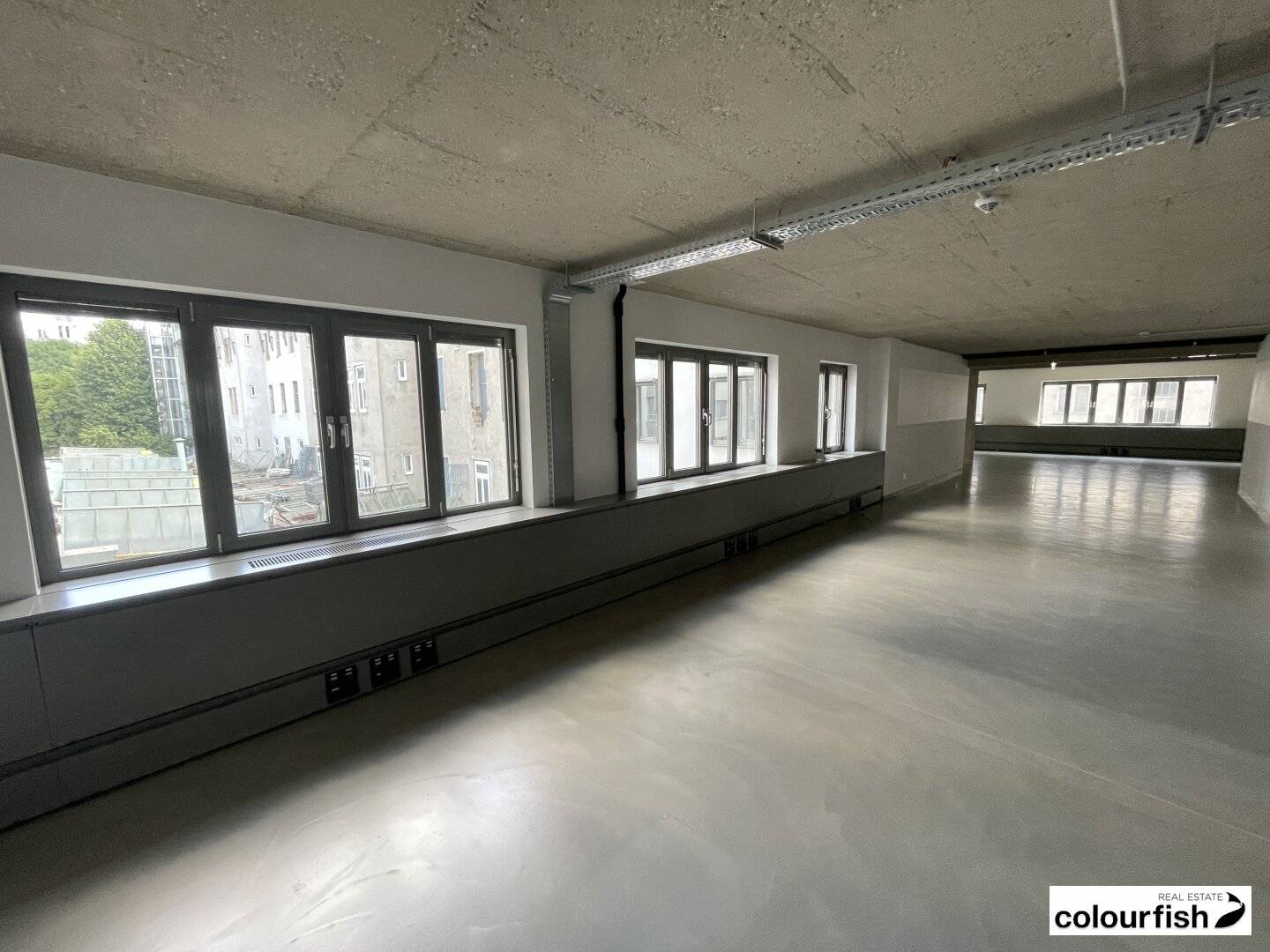 Industrial Office Loft in der Fabricatur mit kleinem Balkon