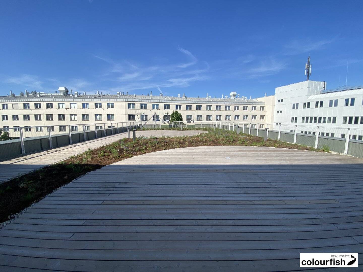 Moderne Bürofläche mit Terrasse
