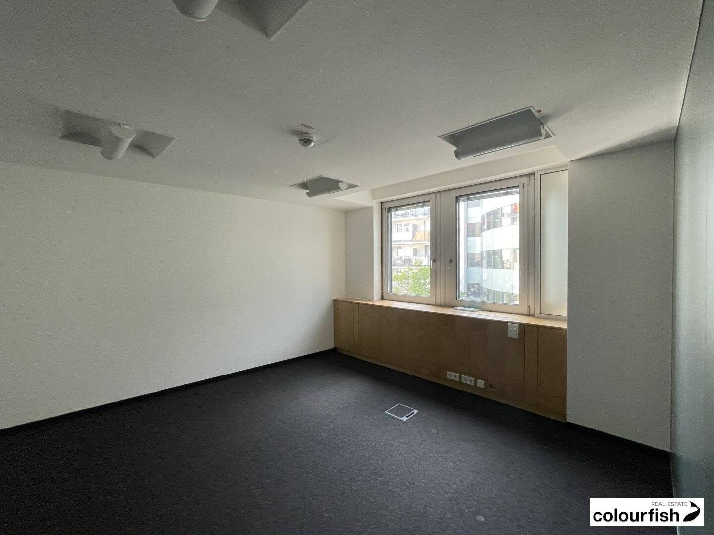 Expandable office space in OC5