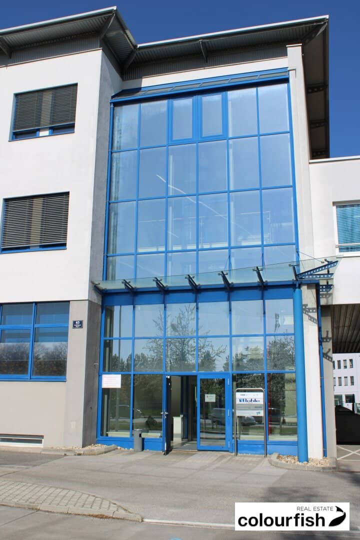 Top price performance ratio modern office space directly at U6 Perfektastraße for rent