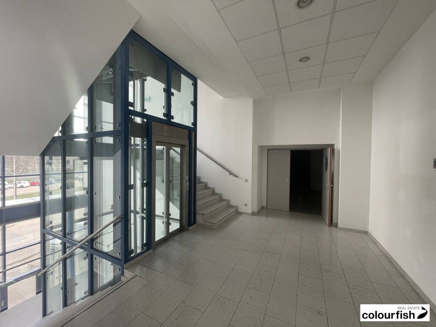 Top price performance ratio modern office space directly at U6 Perfektastraße for rent
