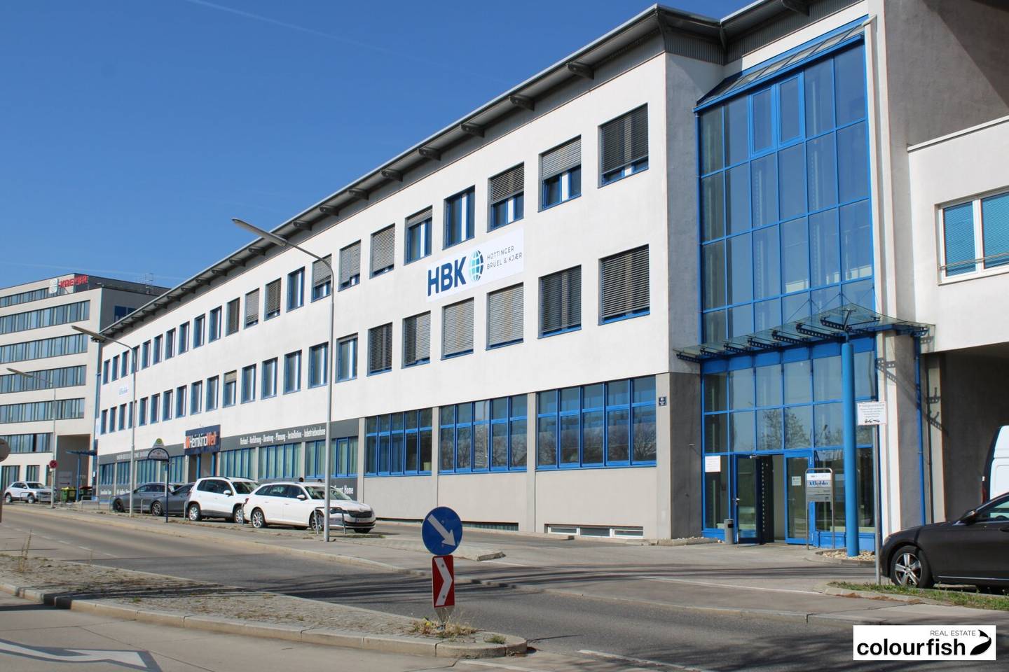 Top price performance ratio modern office space directly at U6 Perfektastraße for rent