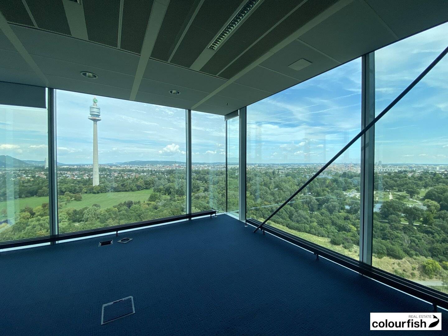 Attractive office space in the Saturn Tower with balcony