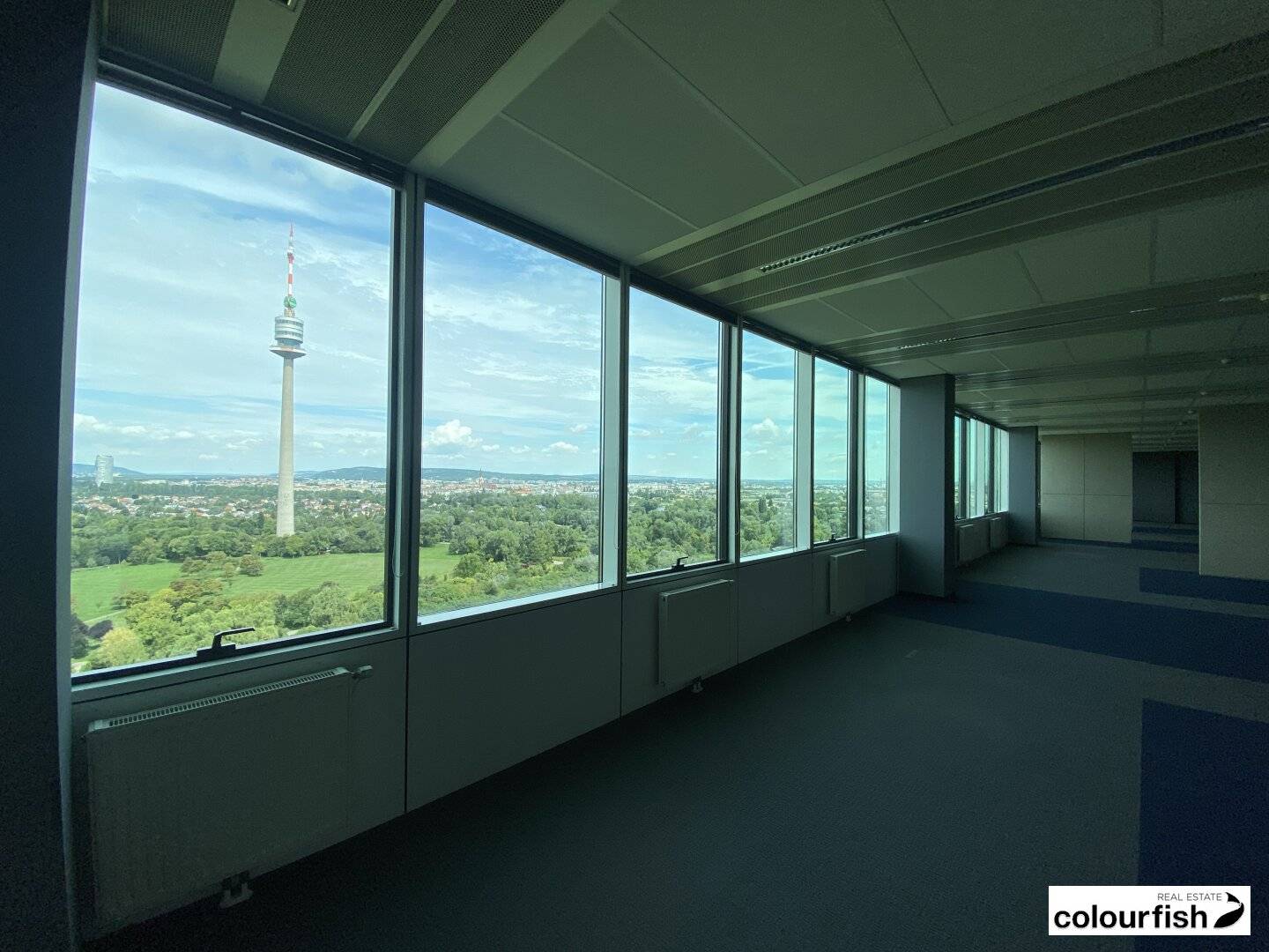 Attractive office space in the Saturn Tower with balcony