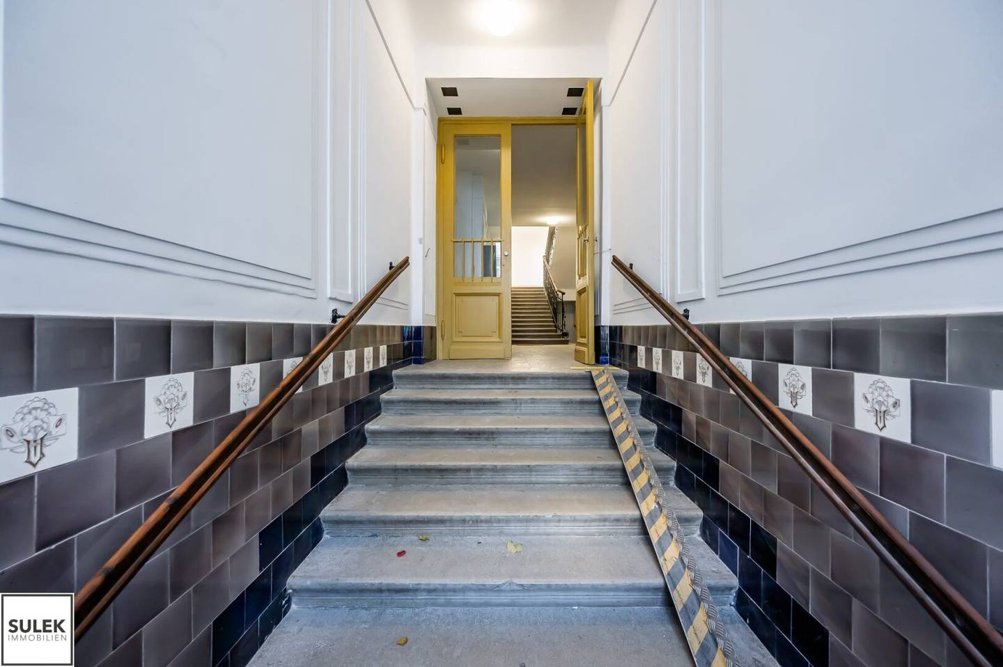 Raised ground floor apartment with storage