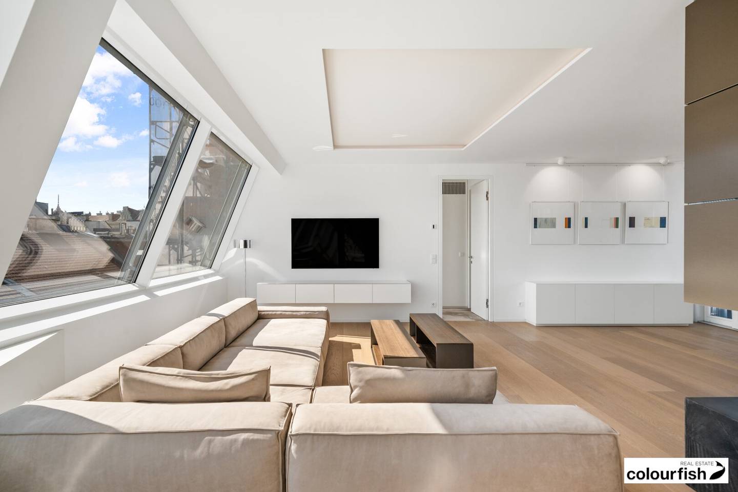 Traumhafte Dachgeschoßwohnung mit großzügiger Dachterrasse in ausgezeichneter Lage steht zum Verkauf - inklusive 2 Garagenstellplätzen und Möblierung