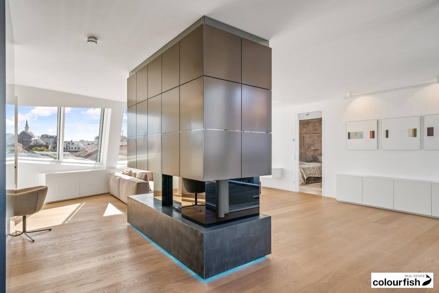 Traumhafte Dachgeschoßwohnung mit großzügiger Dachterrasse in ausgezeichneter Lage steht zum Verkauf - inklusive 2 Garagenstellplätzen und Möblierung