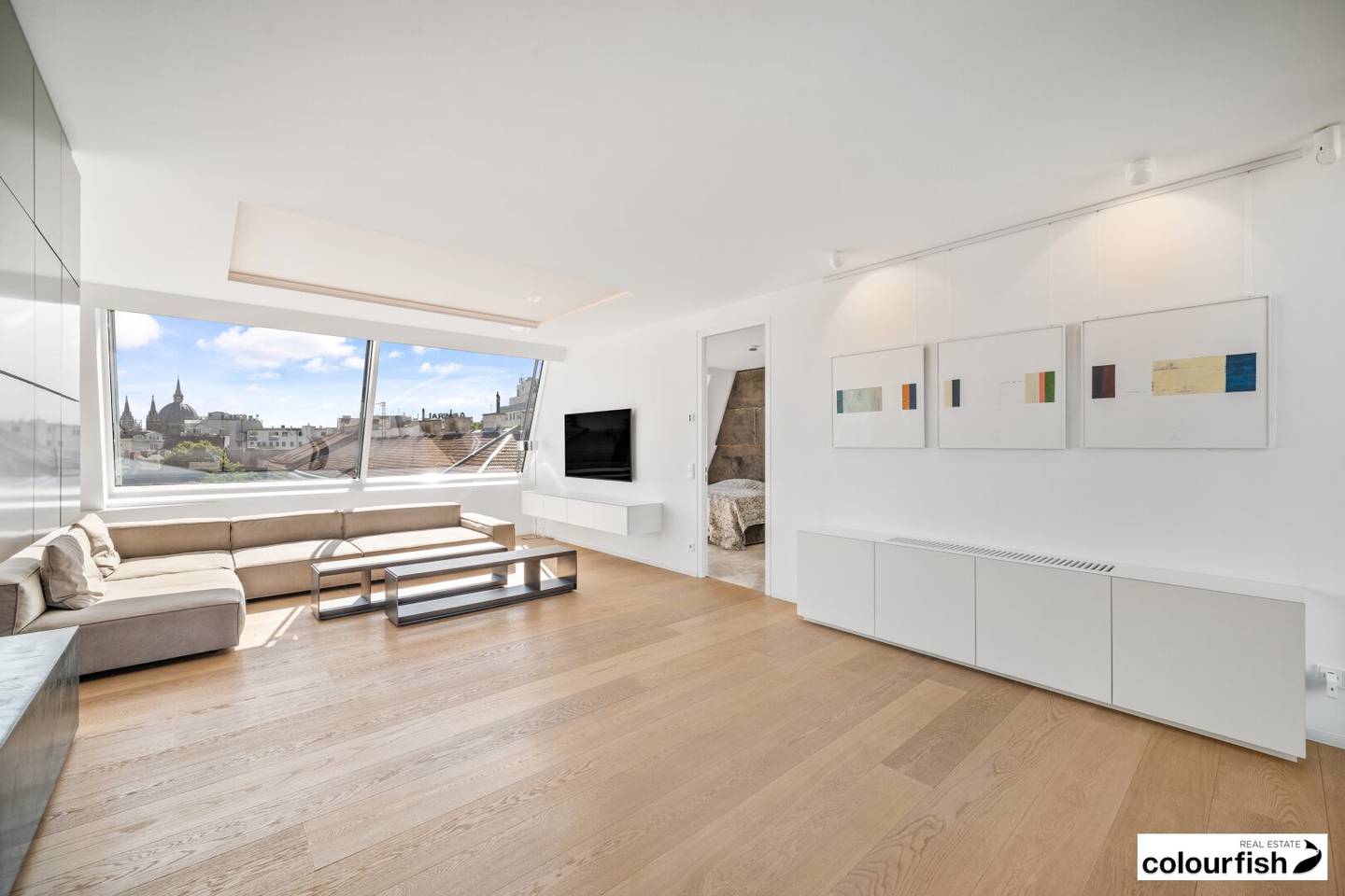 Traumhafte Dachgeschoßwohnung mit großzügiger Dachterrasse in ausgezeichneter Lage steht zum Verkauf - inklusive 2 Garagenstellplätzen und Möblierung