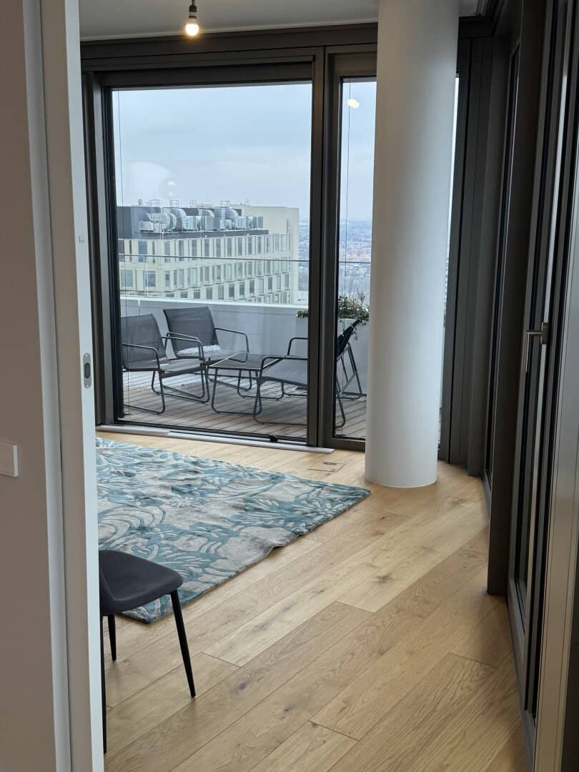 Sky Living on the 32nd Floor | Private Loge above the Old Danube