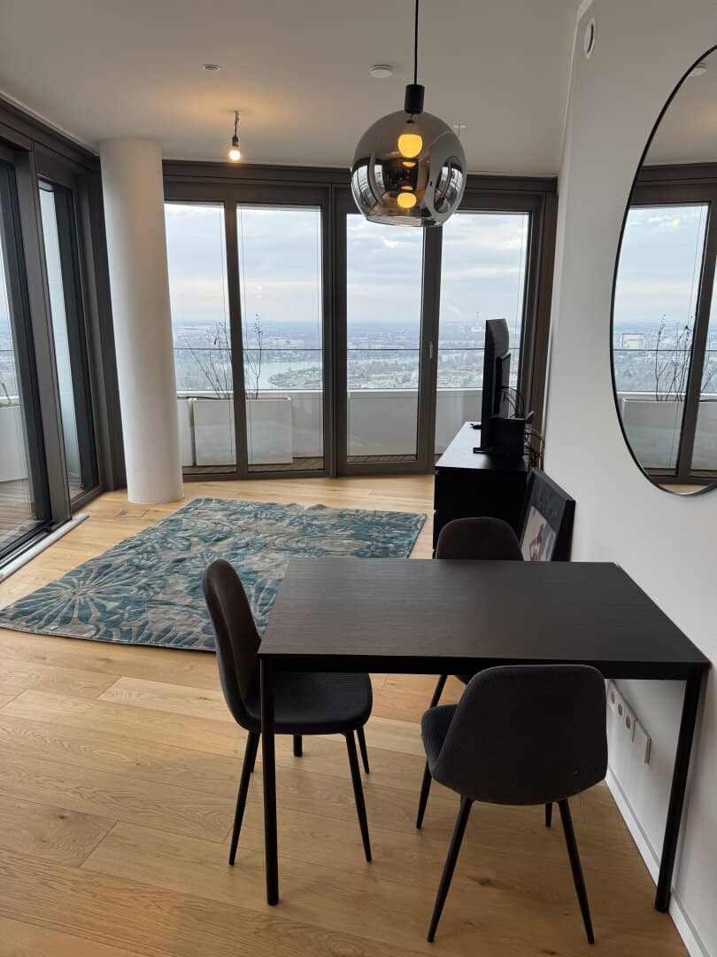 Sky Living on the 32nd Floor | Private Loge above the Old Danube