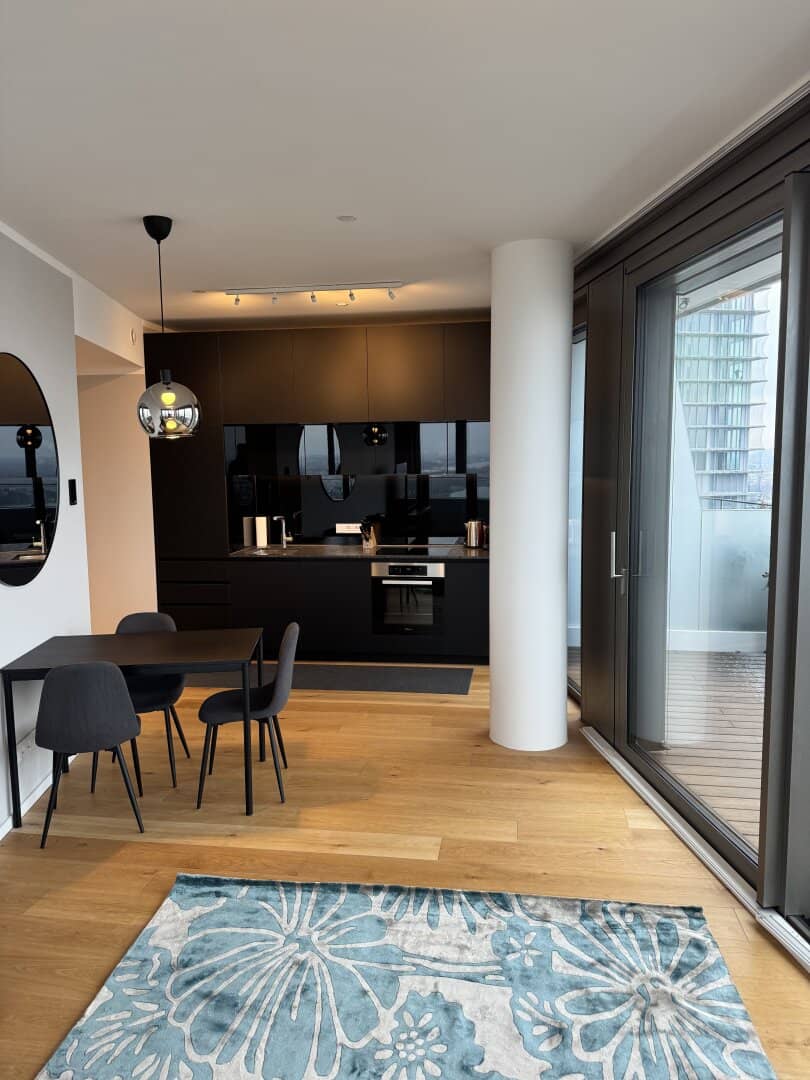 Sky Living on the 32nd Floor | Private Loge above the Old Danube