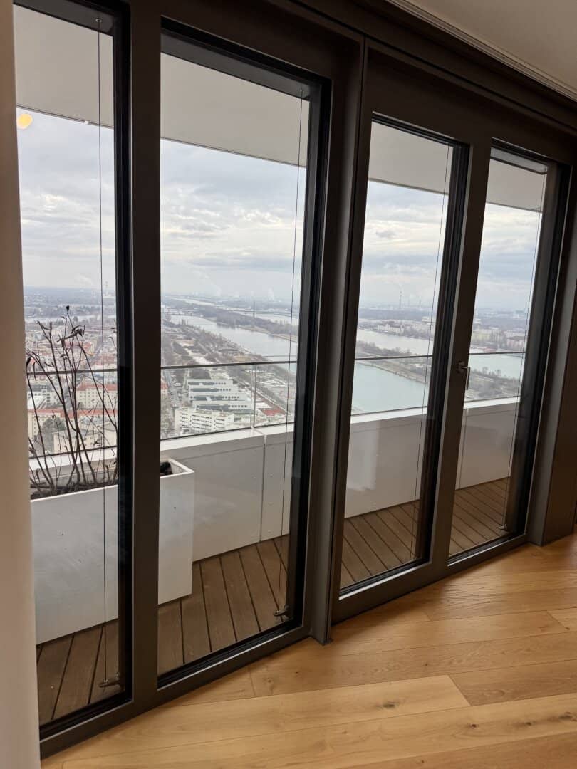Sky Living on the 32nd Floor | Private Loge above the Old Danube