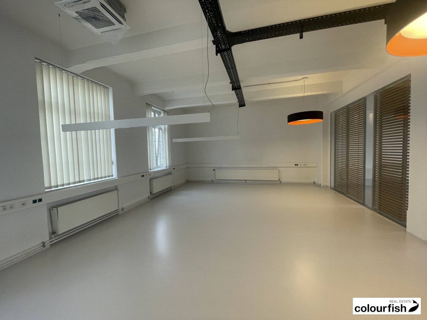 Partly furnished loft office near Matzleinsdorfer Platz with a small balcony